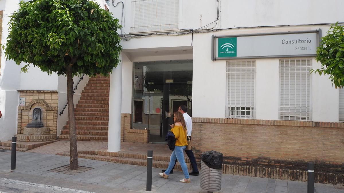 Exterior del centro de salud de Santaella.