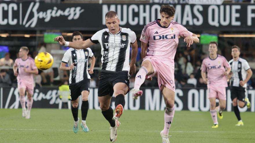 Alfredo Ortuño, que sumó otra jornada más sin marcar, disputa un balón en elchoque del lunes ante el Oviedo.