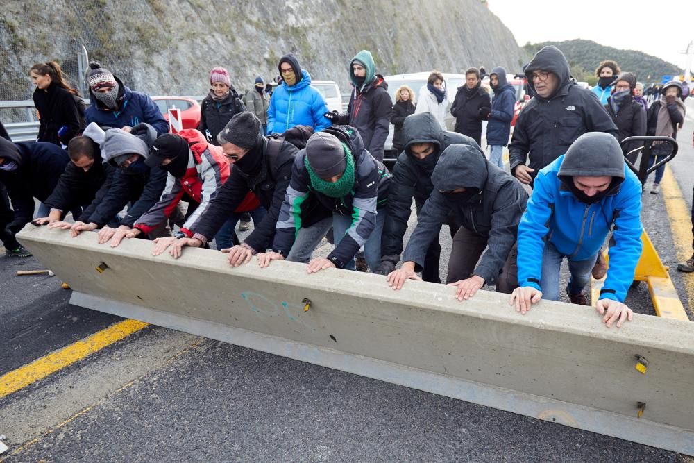 Una acció del Tsunami Democràtic talla l'AP-7 a la Jonquera