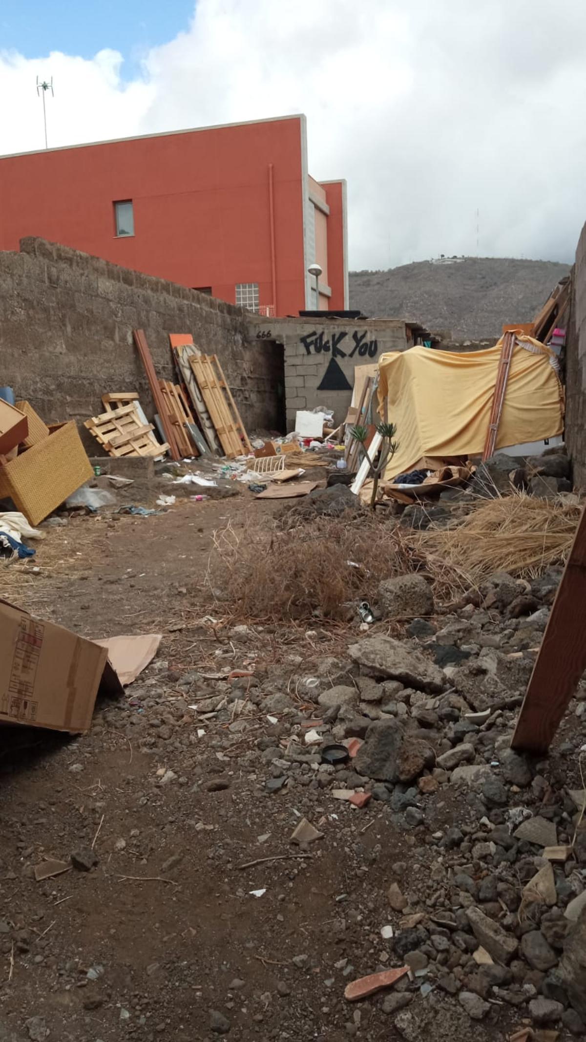 Basura en el solar de Divina Pastora.