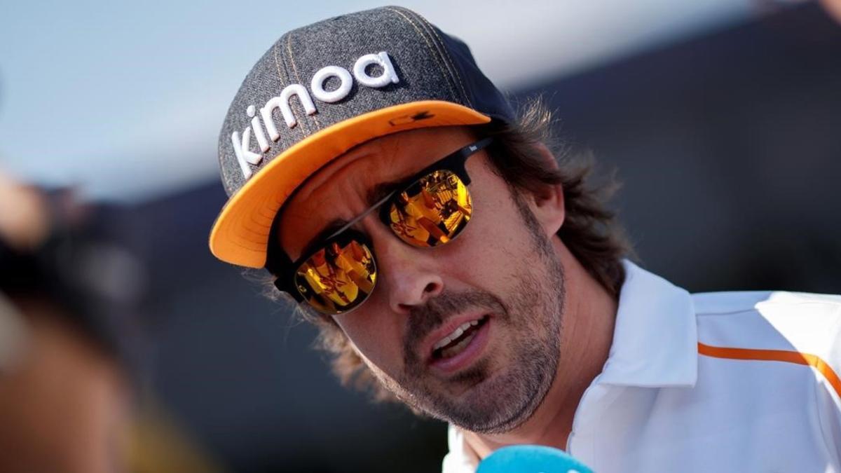 Fernando Alonso vive, pese a la sonrisa, desesperado tras ganar las 24 Horas de Le Mans.