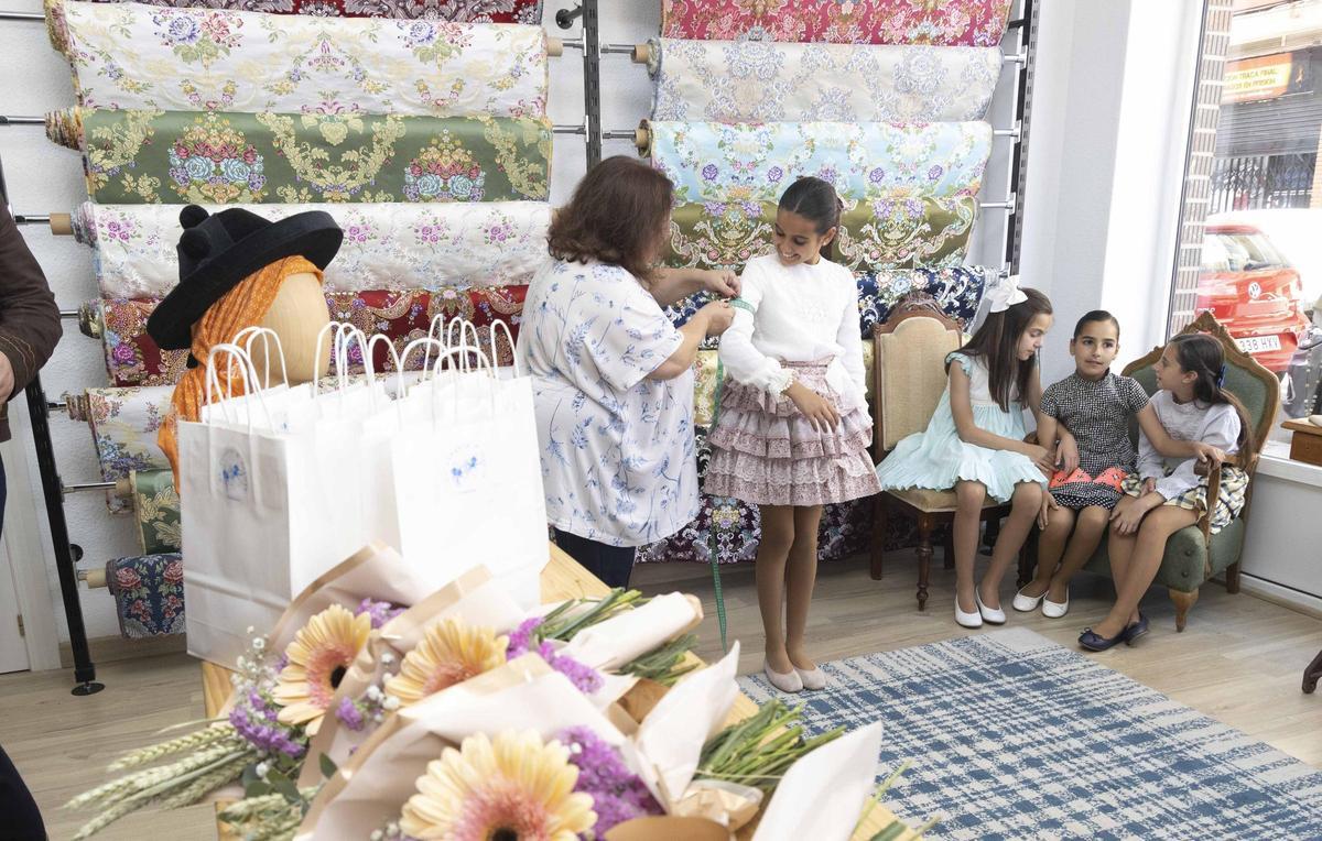 Tradición a medida: la Bellea del Foc Infantil y sus damas inician el camino hacia sus trajes oficiales