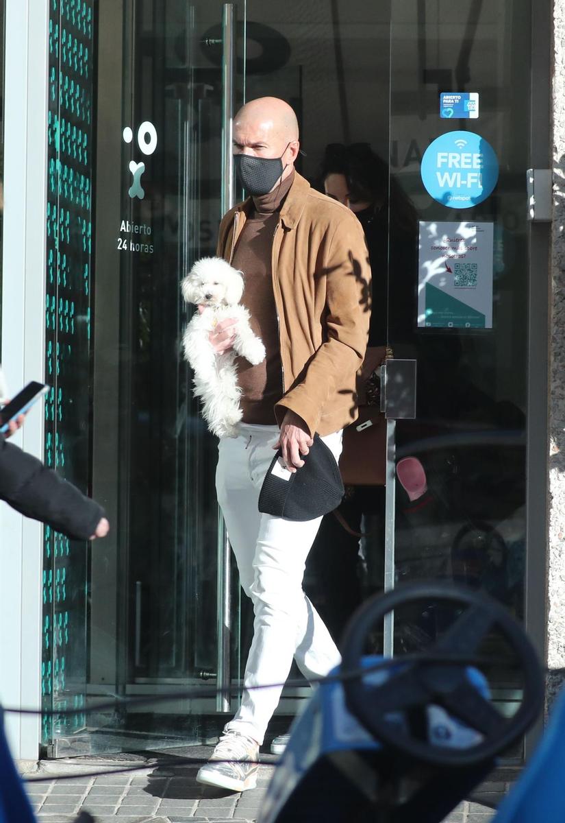 Zinedine Zidane con su perro en Madrid