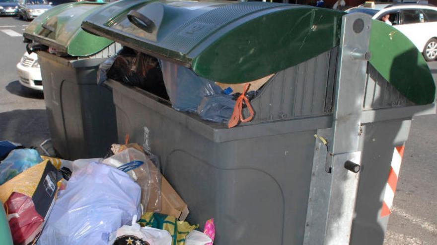 Un contenedor del casco lleno de basura.