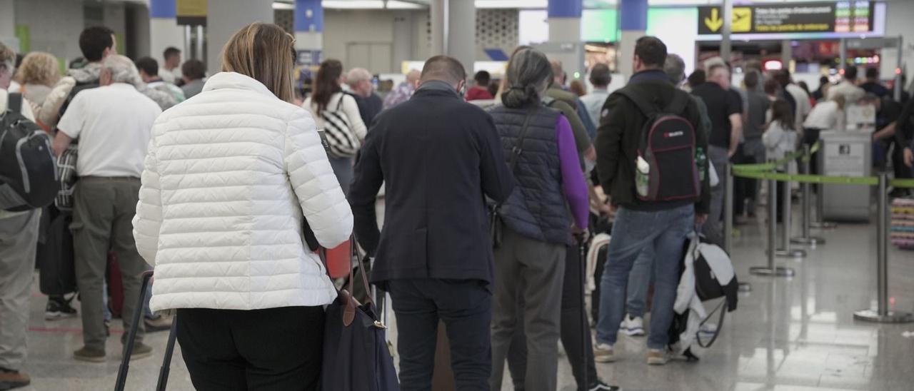 Lange Schlangen an der Sicherheitskontrolle: Der Flughafen Palma am Freitagmorgen (22.3.).