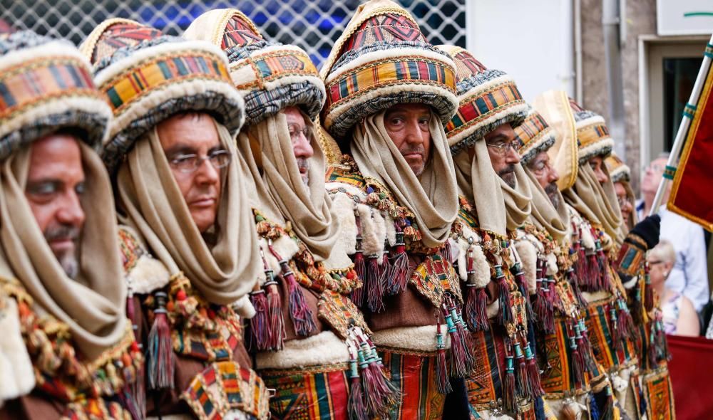 Las terribles tribus árabes del desierto, lideradas por los Musulmanes, entran con ímpetu en la ciudad durante la Entrada Mora