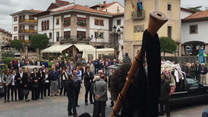 Un momento de la actuación de Tejedor en homenaje al fallecido José Antonio Remis Peñayos, ayer, en Cangas de Onís.