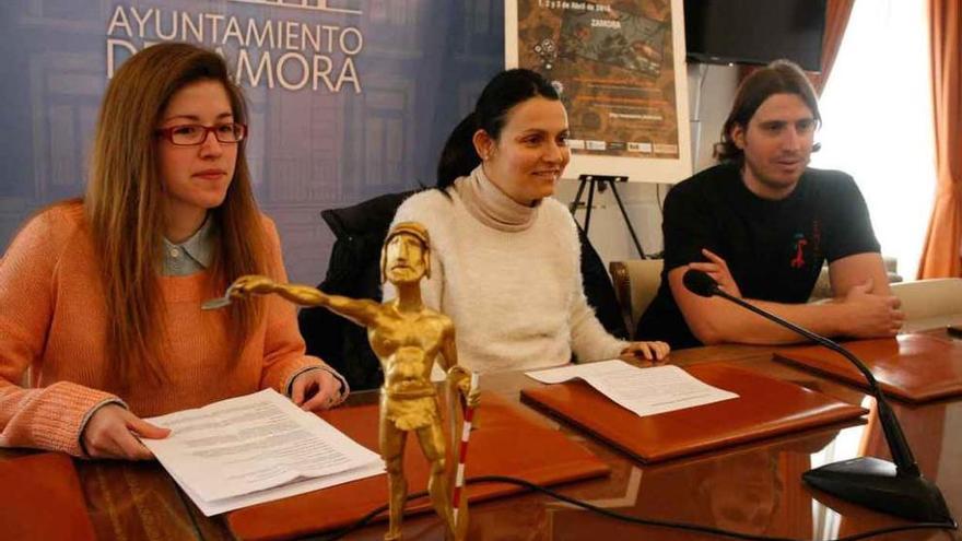 El primer término el Viriato de Oro, representantes de Zamora Protohistórica y la concejala de Cultura.