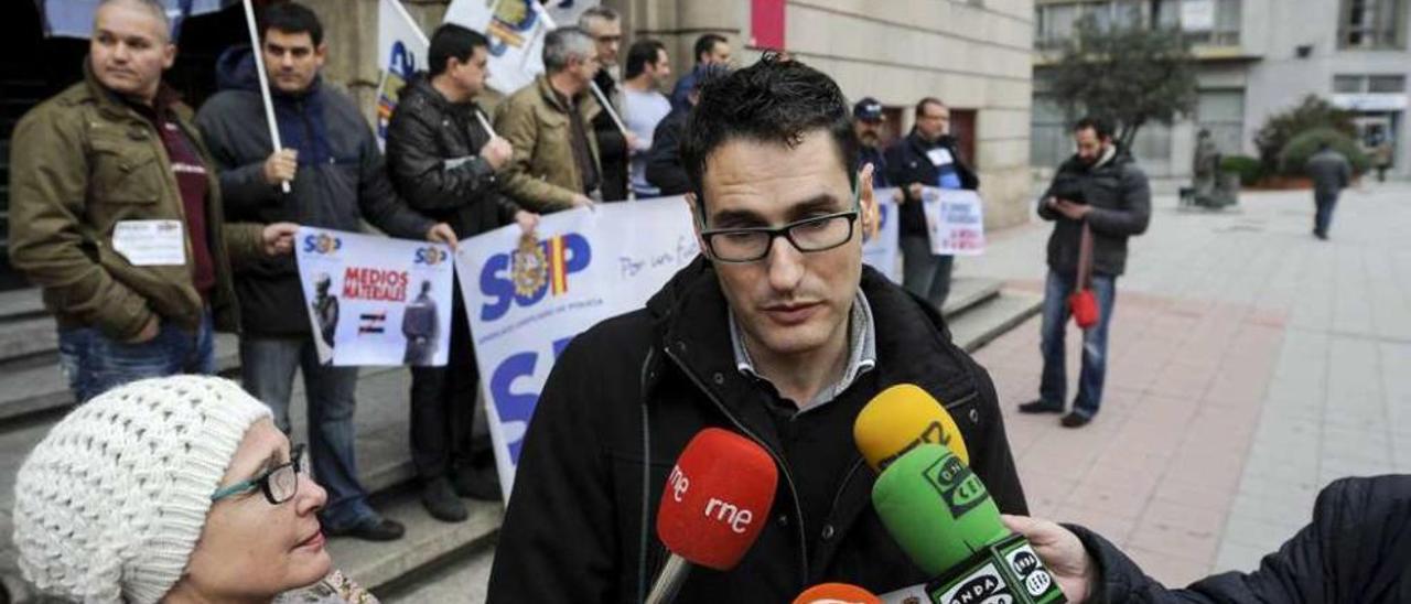 El secretario general del SUP en Galicia, Roberto González, con otros policías en la protesta. // Brais Lorenzo