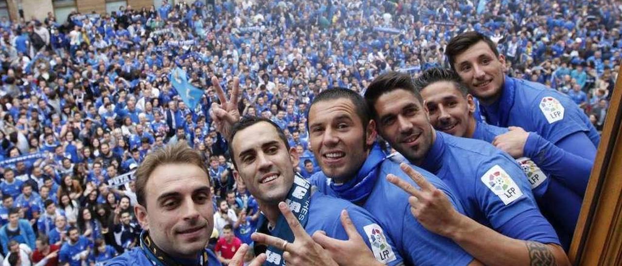 Font, a la izquierda, celebra el ascenso a Segunda del Oviedo en el balcón del Ayuntamiento con Linares, Cervero, Bautista, Redondo y Borja Valle.