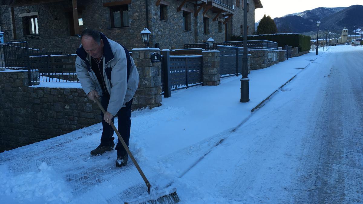 Un veí de Bellver retira la neu acumulada a la rampa de seva casa