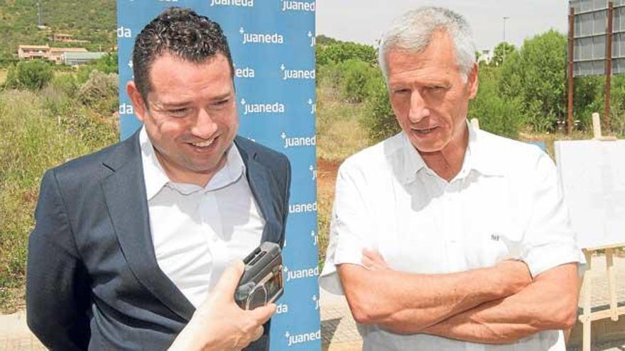 Luján, director general de Juaneda, y su presidente, Juan Alguersuari, presentando su nuevo hospital en Cala Millor.