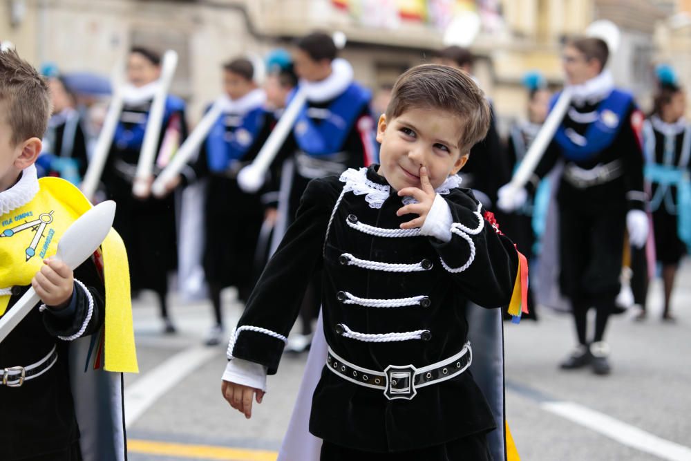 Los niños de todas las comparsas consiguen lucirse durante el Desfile Infantil a pesar del tiempo