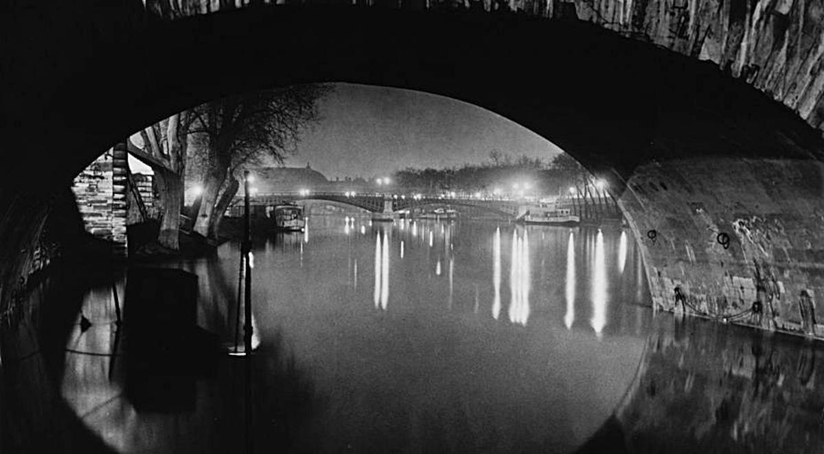 «La pasarela de Solférino vista a través del Pont Royal» (París, 1931). |  ESTATE BRASSAÏ SUCCESSION-PHILIPPE RIBEYROLLES.