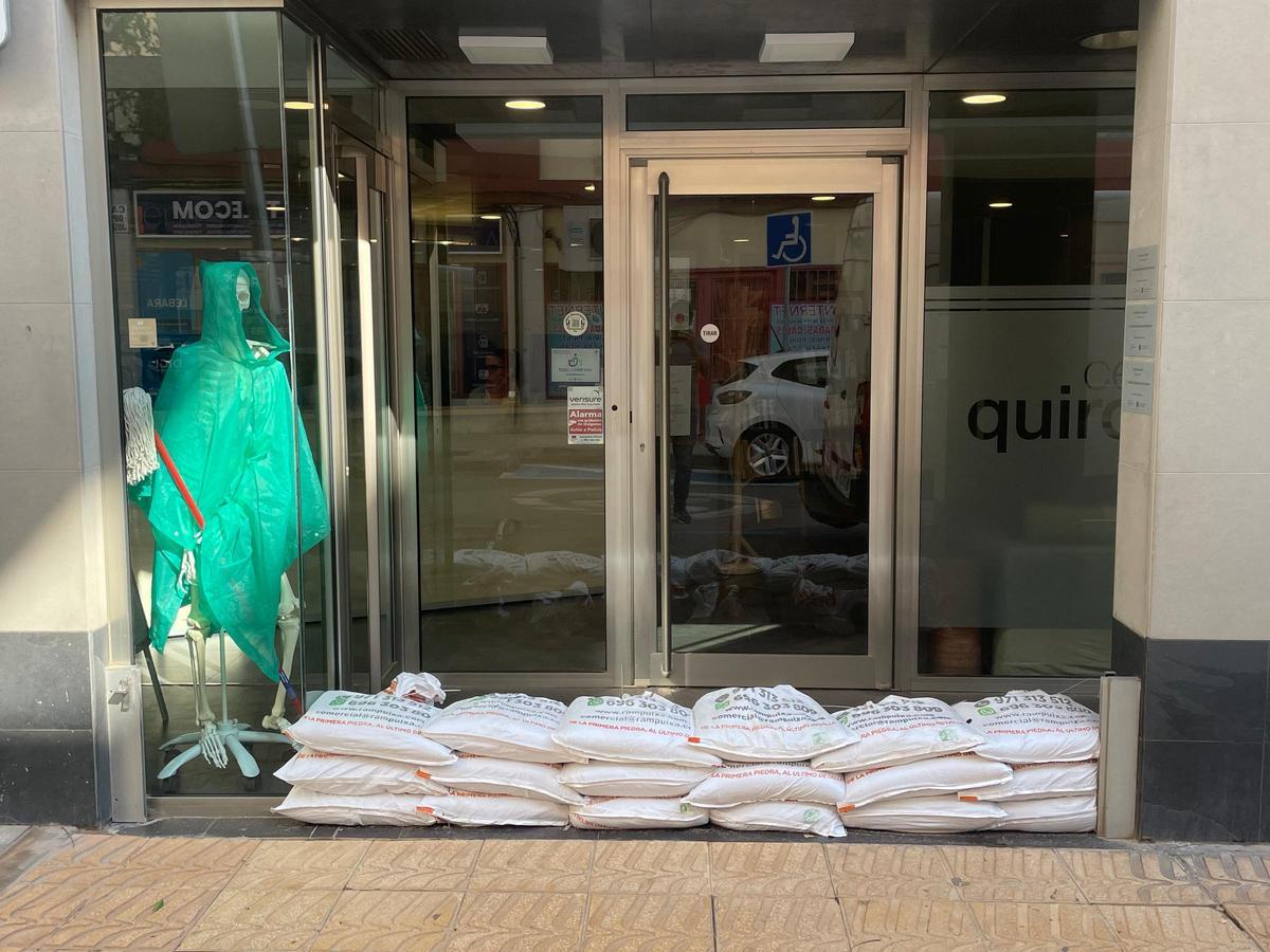 Establecimiento protegido con sacos de arena en es Pratet