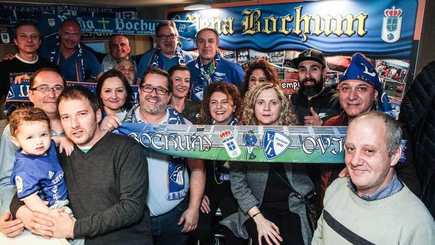 Algunos de los integrantes de la peña Bochum en su sede, La Garnacha.