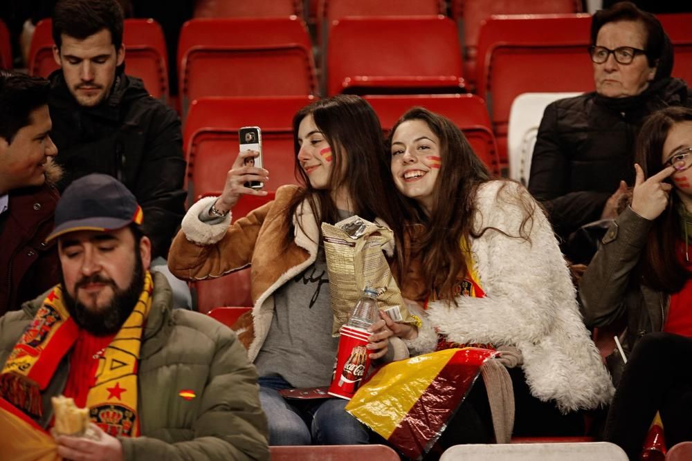 Aficionados en El Molinón durante el España-Israel