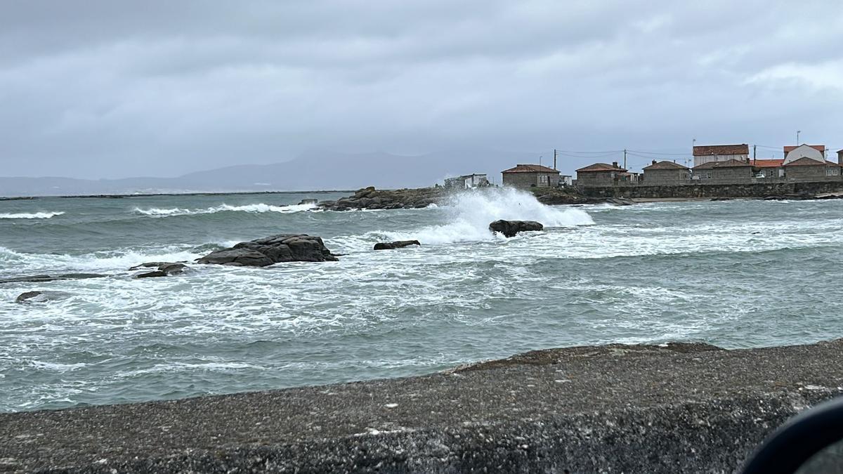 El mar golpeando entre Meloxo y Virxe das Mareas (O Grove).