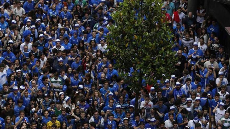 Aficionados azules siguen en la calle del Rosal el partido por el ascenso a Segunda del Oviedo en Cádiz.