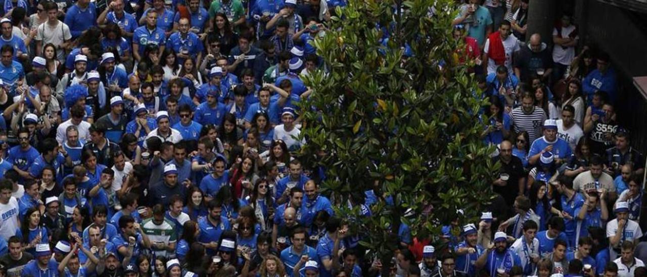 Aficionados azules siguen en la calle del Rosal el partido por el ascenso a Segunda del Oviedo en Cádiz.