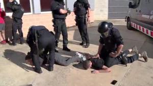 mossos desquadra cargan para dispersar manifestantes en celr que cortaban la c-65