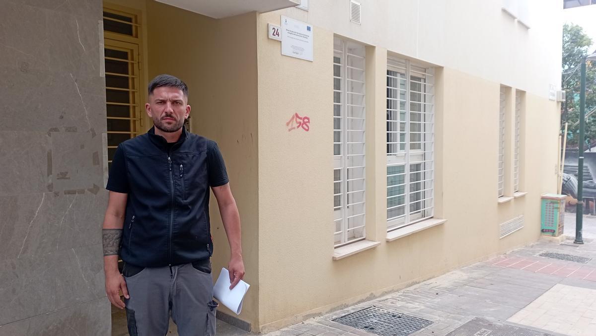 Adán Martín, delante del número 24 de calle Coto de Doñana, donde vive en un piso del IMV.