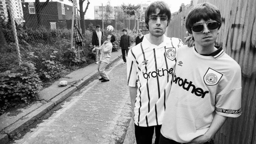 Noel y Liam Gallagher, con camisetas del Manchester City.