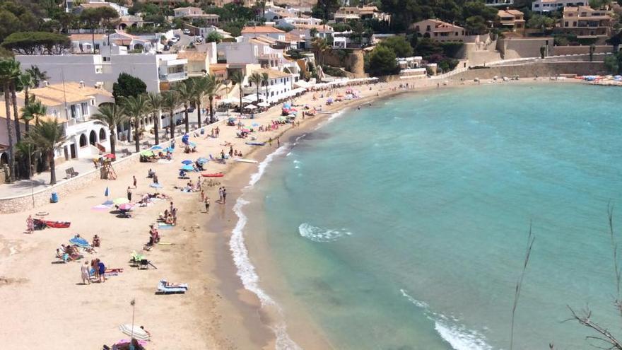 La policía disuelve un botellón con más de cien jóvenes en la playa del Portet de Moraira