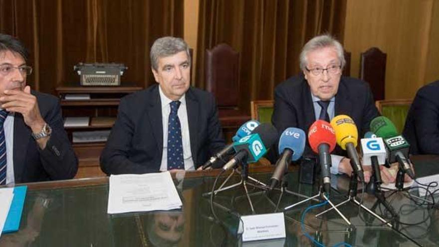 Miguel Ángel Cadenas, tercero por la izquierda, en la presentación de la Escuela de Verano del Poder Judicial.