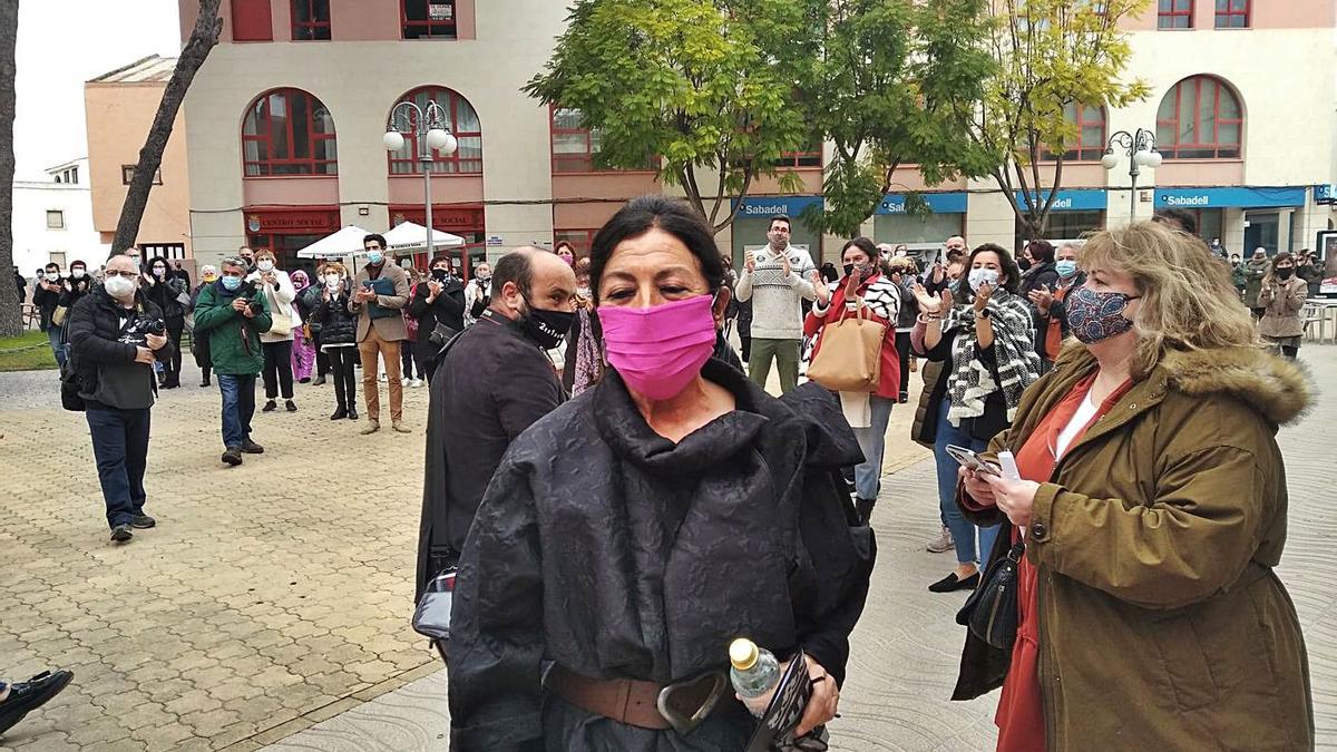 Rosa Vila saliendo del Ayuntamiento ante la presencia de decenas de personas.  | A.P.