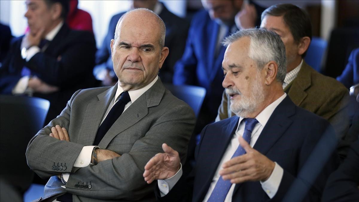Chaves y Griñán, en el banquillo de los acusados del juicio de los ERE. Chaves y Griñán, en el banquillo de los acusados del juicio de los ERE.