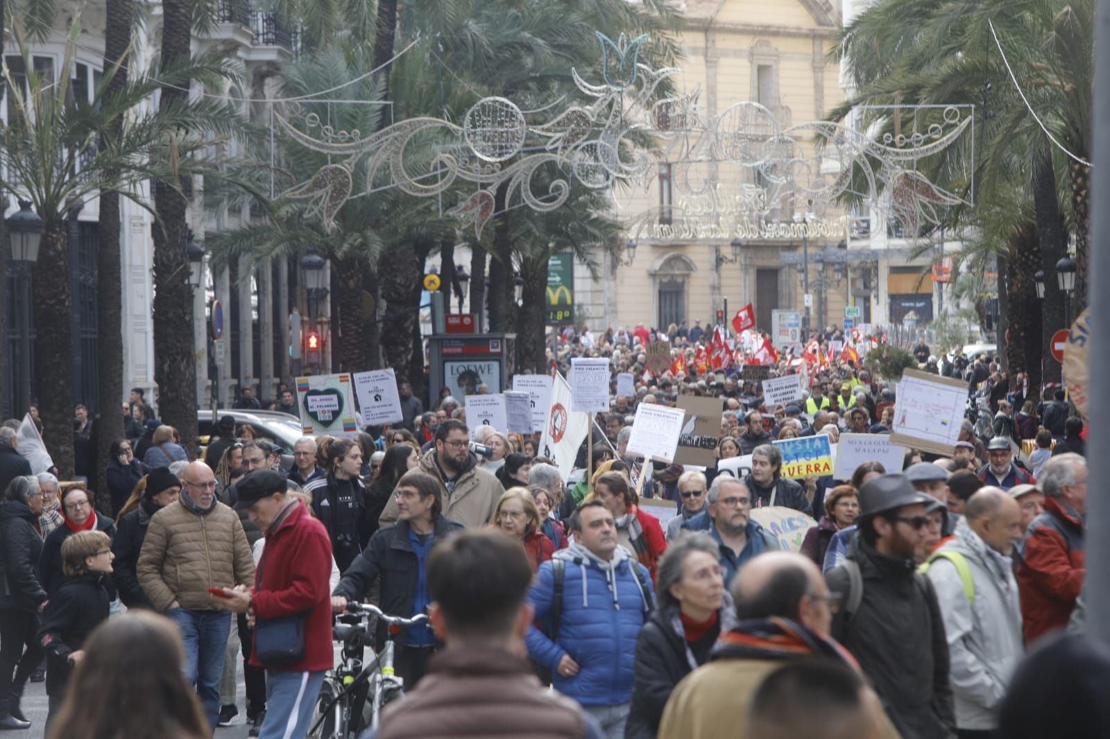 Cientos de valencianos claman por la paz en Ucrania