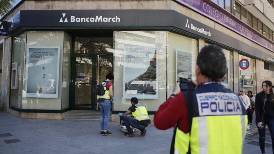 La Policía ante la sucursal que ha sufrido el intento de atraco