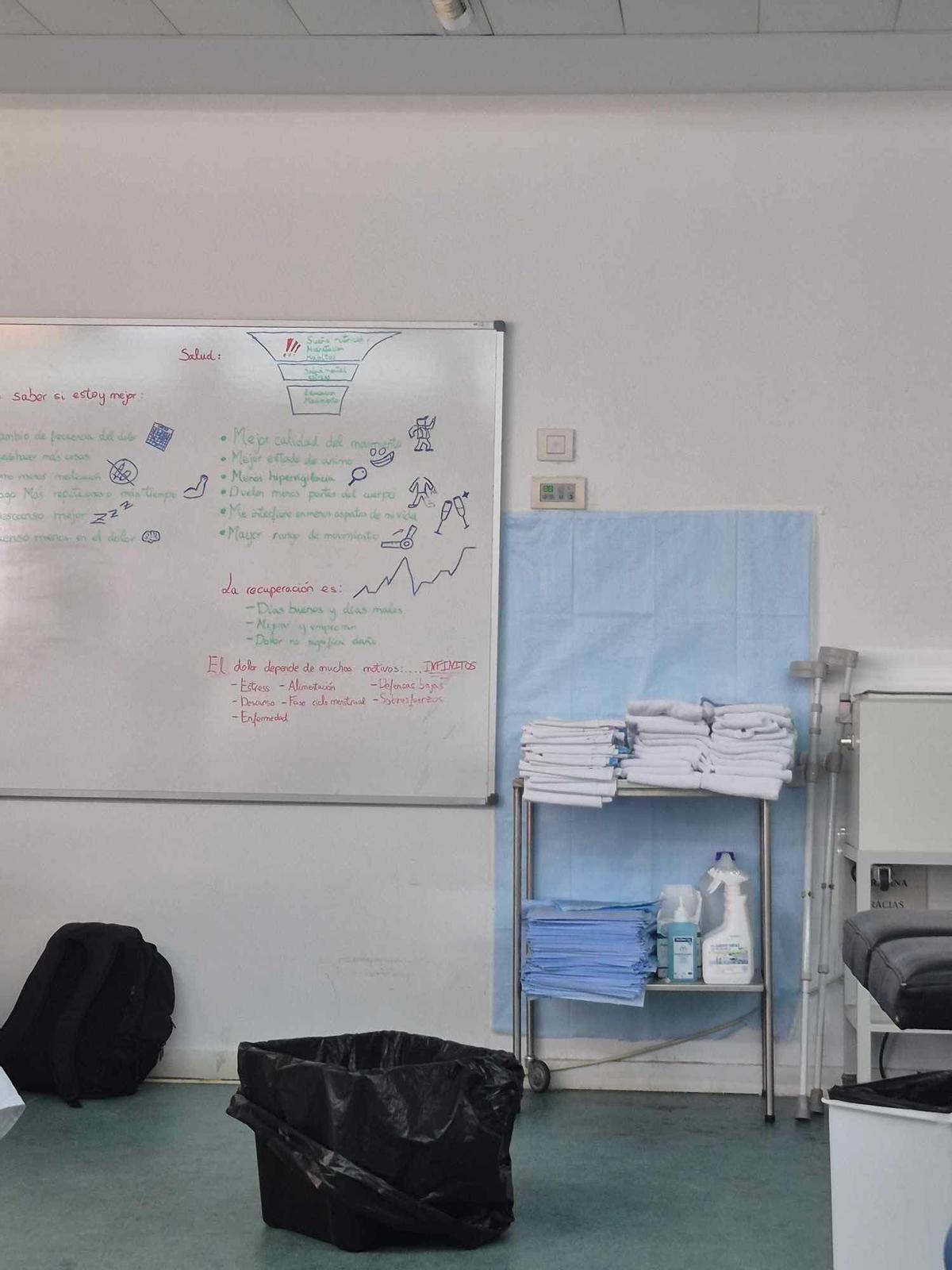 Un cubo bajo una gotera en el centro de salud Santa Eulària.