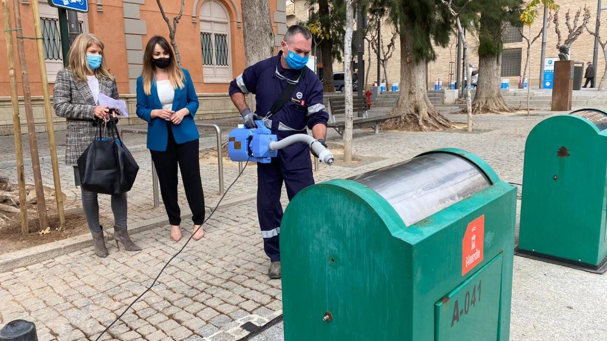 Murcia, pionera en España en usar un producto anticovid en el mobiliario urbano