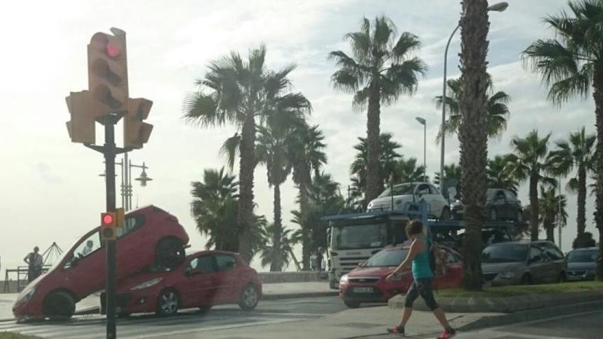 Un coche sale despedido de un tráiler y cae sobre otro