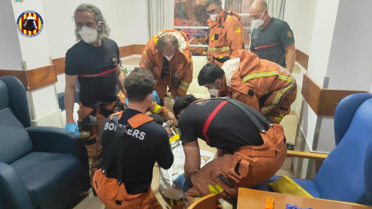 Los bomberos durante la intervención en la residencia de Alaquàs