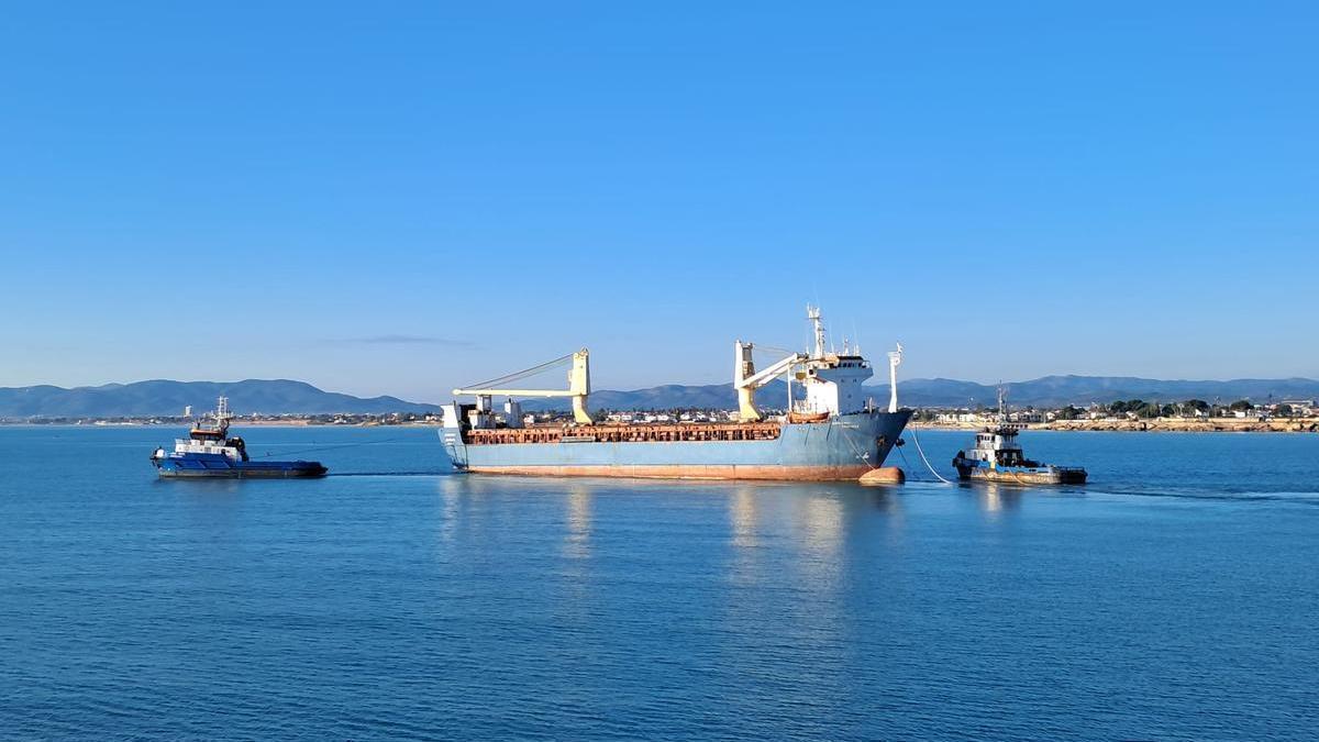 Foto del 'Caribana Express' partiendo de Vinaròs en dirección a Albania.