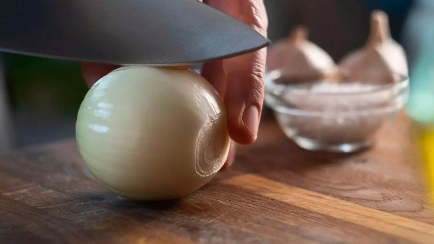Esto es lo que necesitas para picar cebolla sin llorar y sin cortarte