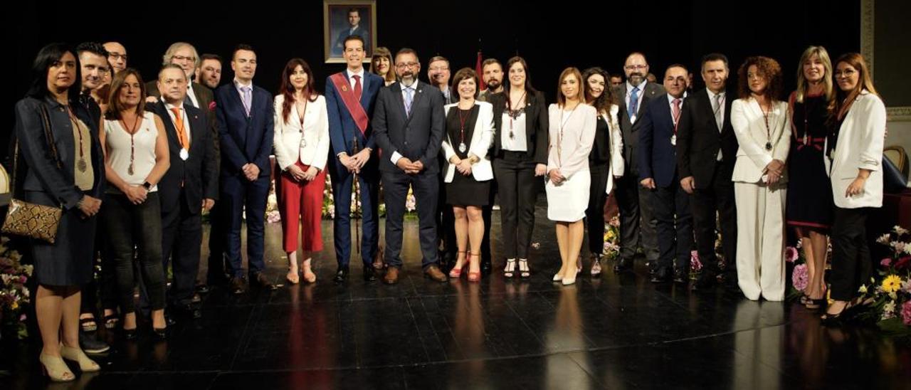 La nueva Corporación de Elda en el Teatro Castelar con el alcalde Rubén Alfaro al frente