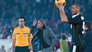 José Mourinho dóna instruccions a l’equip, davant de Benzema, en el partit d’ahir del Madrid a Almeria.