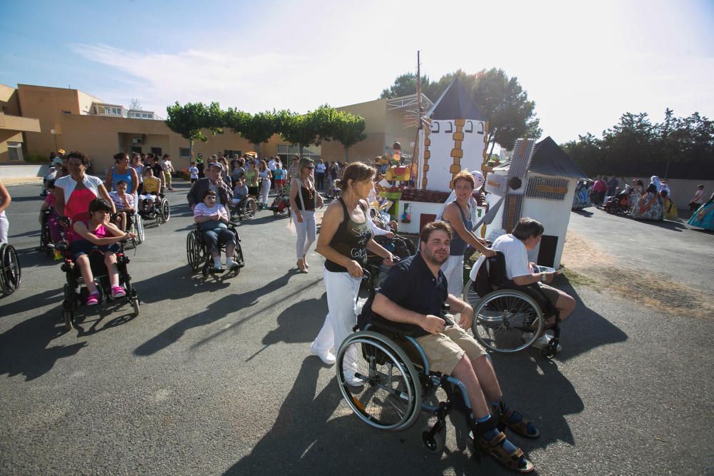 La Asociación de Paralíticos Cerebrales celebró su particular fiesta con su foguera 'En un lugar del cortijo'