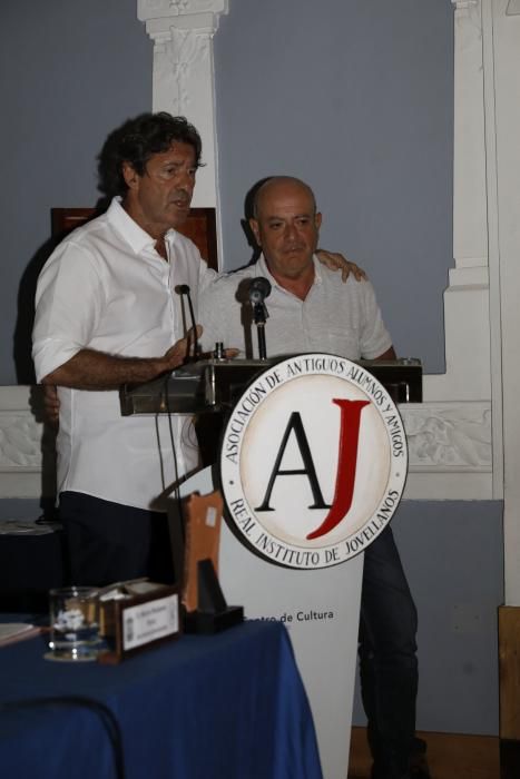 Entrega de distinciones a los antiguos alumnos del Instituto Jovellanos.