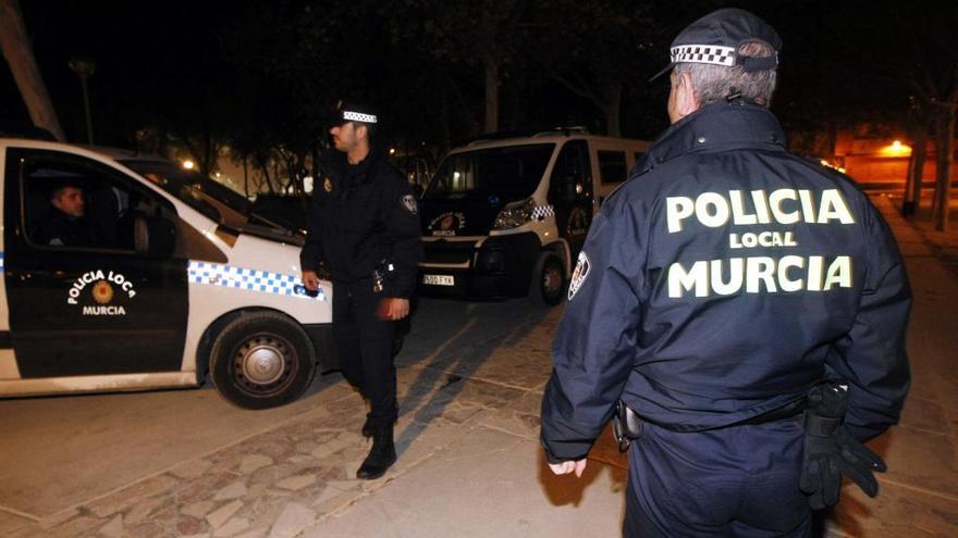 Policías locales patrullando en una imagen de archivo.