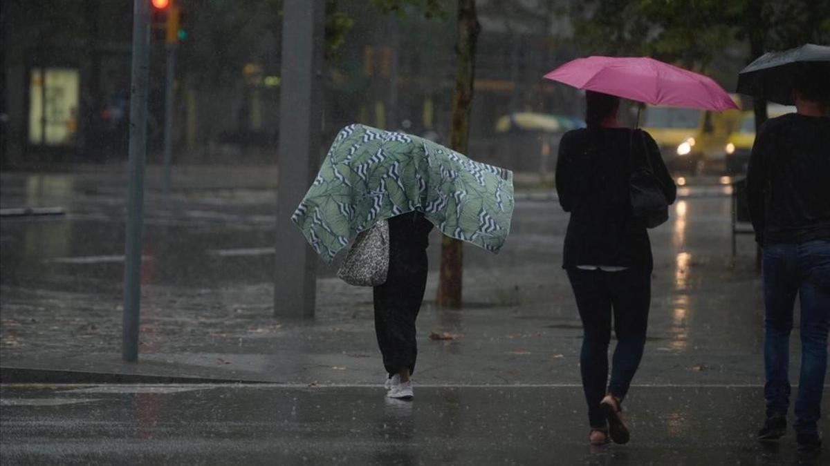 Una calle de Barcelona, en un día de lluvia, en octubre del 2019