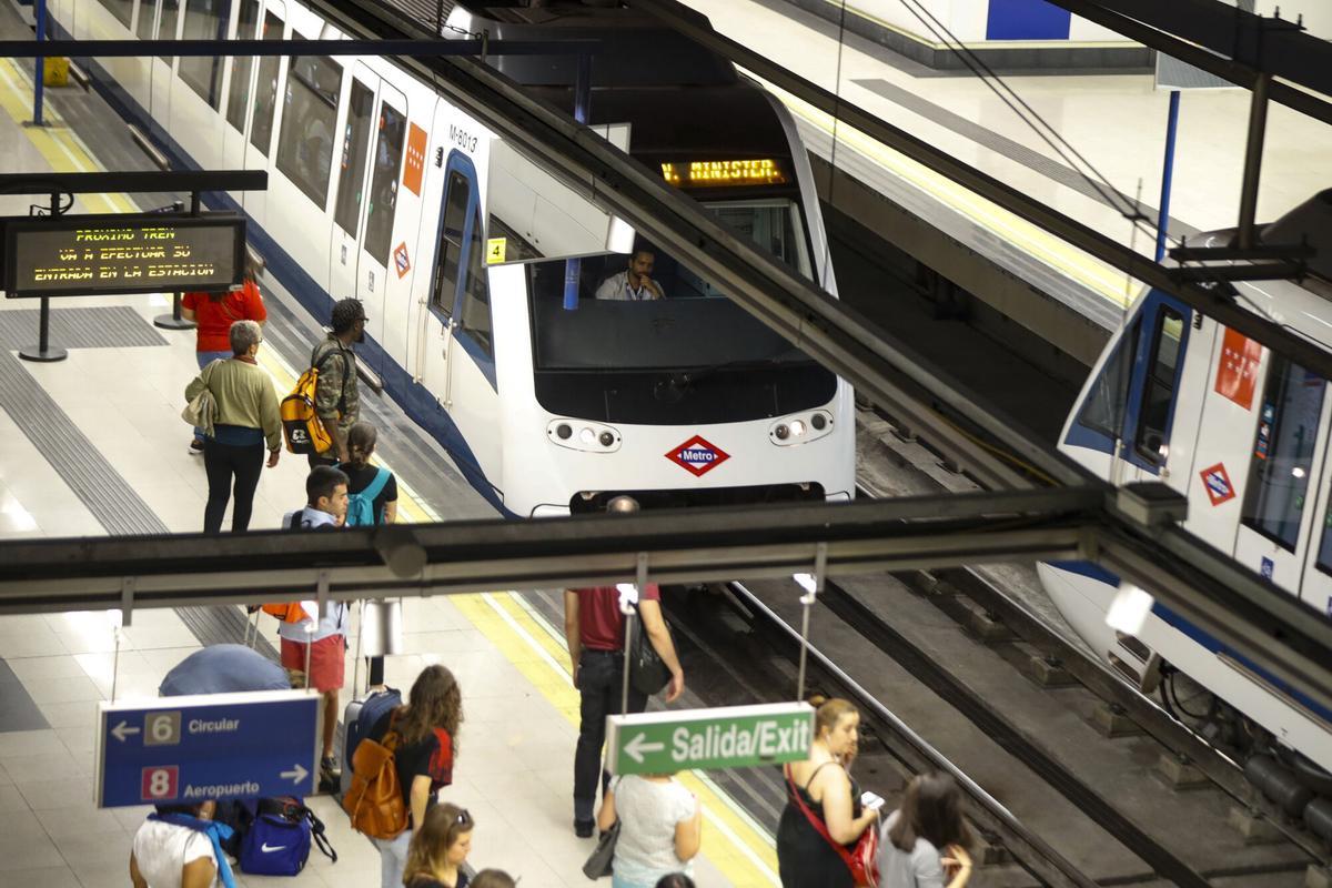 Imagen de archivo de un andén del metro de Madrid. EFE/Emilio Naranjo