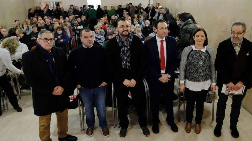 Aníbal Vázquez, José Luis Alperi, Adrián Barbón, Guillermo Martínez, Ana González y Ernesto Burgos, ayer, en el homenaje.