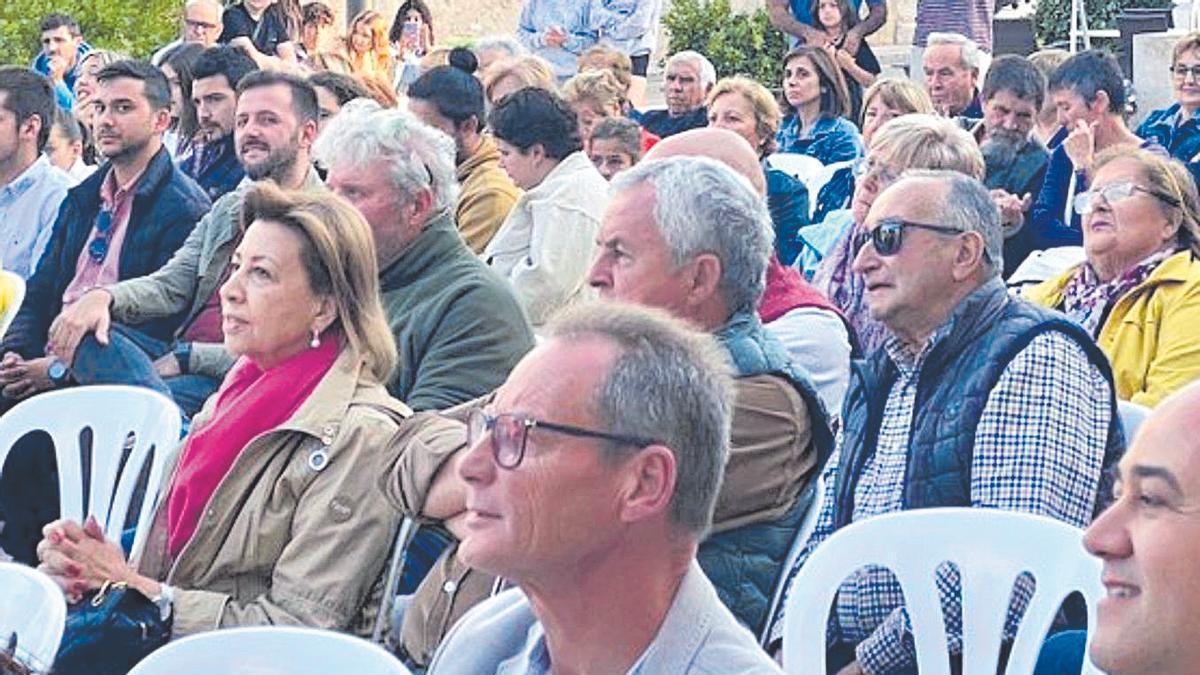 Maria Antònia Munar sentada entre el Público de la plaza de Costitx en el acto de El Pi.