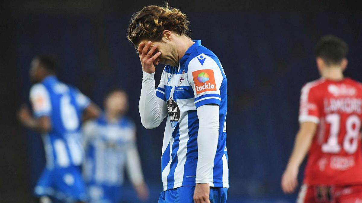 Keko Gontán, cabizbajo durante el partido contra Unionistas en Riazor. |  // CARLOS PARDELLAS