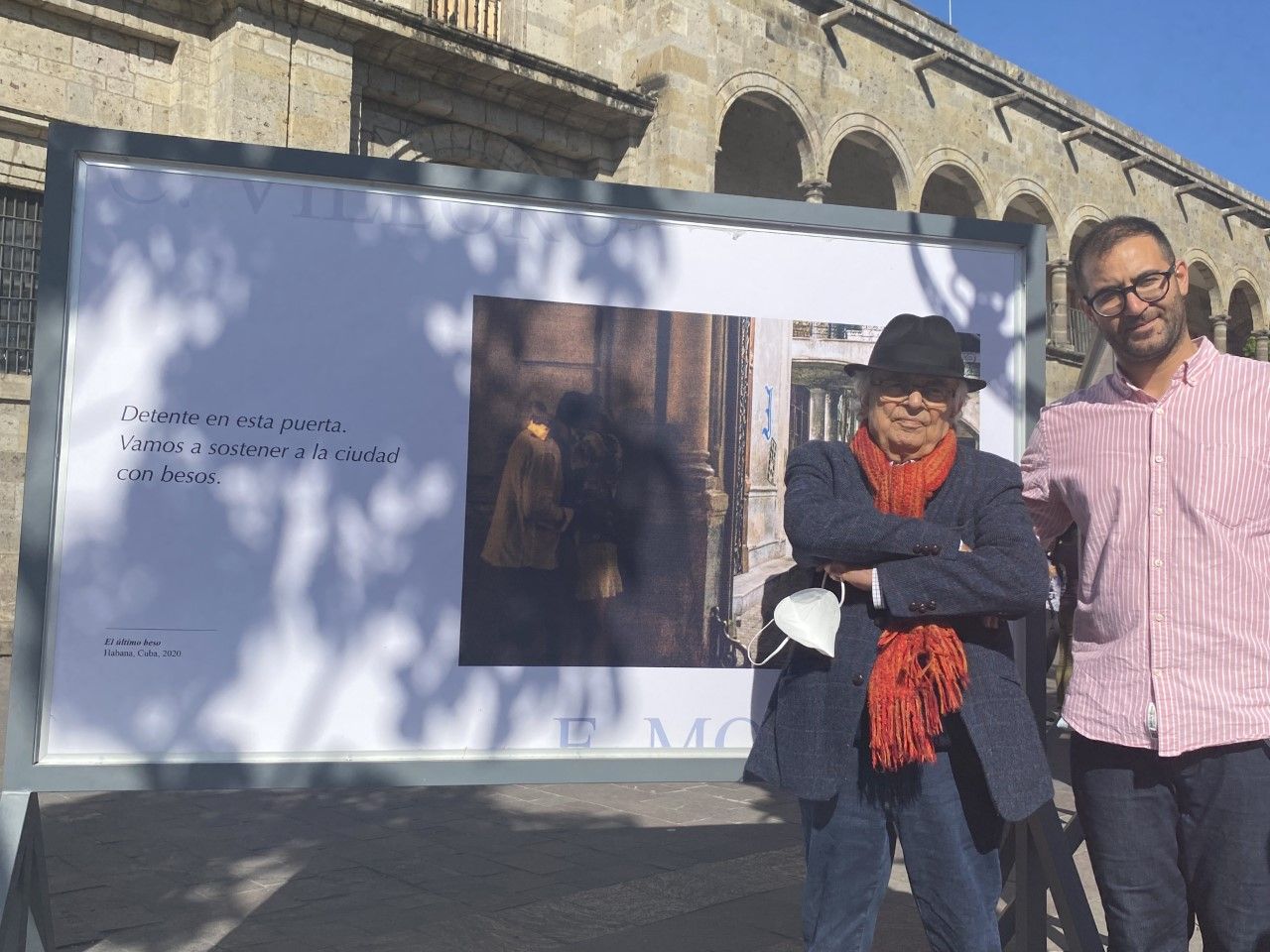 Adonis, con su nieto Jaafar al Aluni en guadalajara, México.